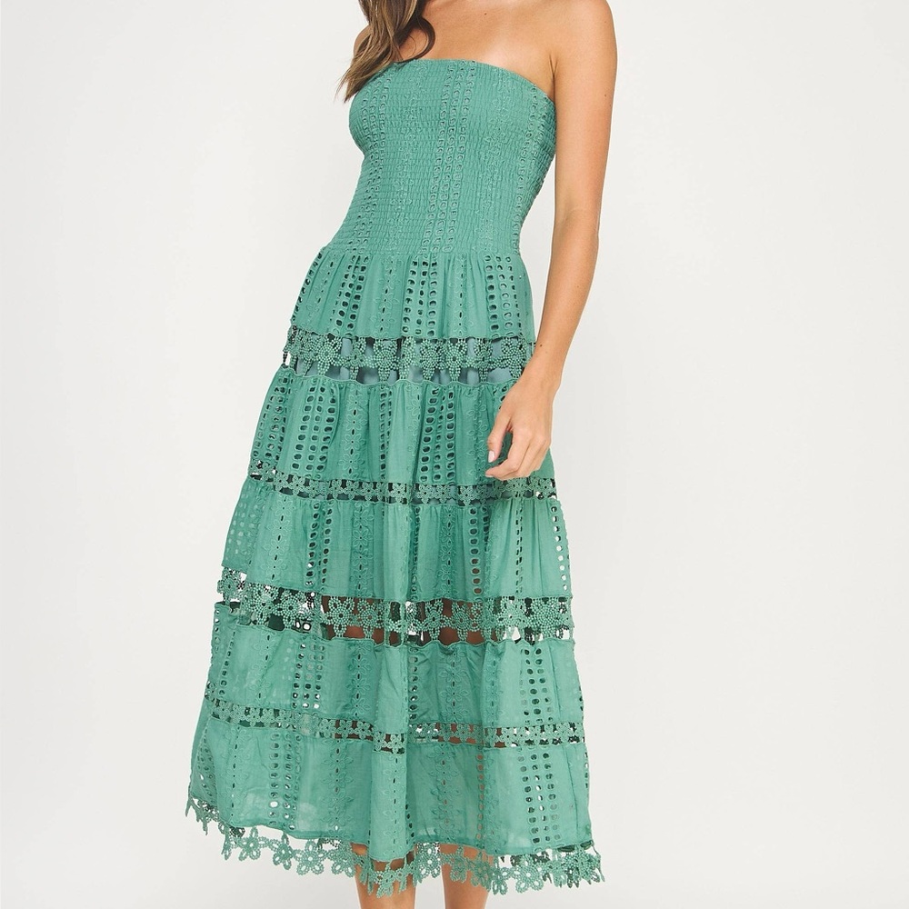 Eyelet tube strapless dress in cotton crochet lace. Color: Beryl Green